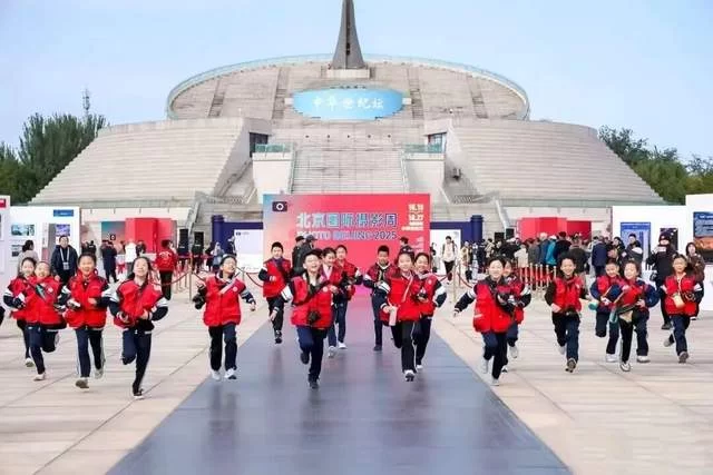 以影像为媒,筑可持续未来:北京国际艺苑摄影基金会多维助力2025北京国际摄影周(图10) 以影像为媒,筑可持续未来:北京国际艺苑摄影基金会多维助力2025北京国际摄影周(图10)