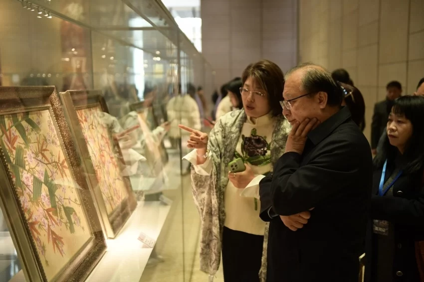 倡扬东方新古典美学:“诗心万象——张闻冰陶瓷艺术展”在京启幕(图5) 倡扬东方新古典美学:“诗心万象——张闻冰陶瓷艺术展”在京启幕(图5)