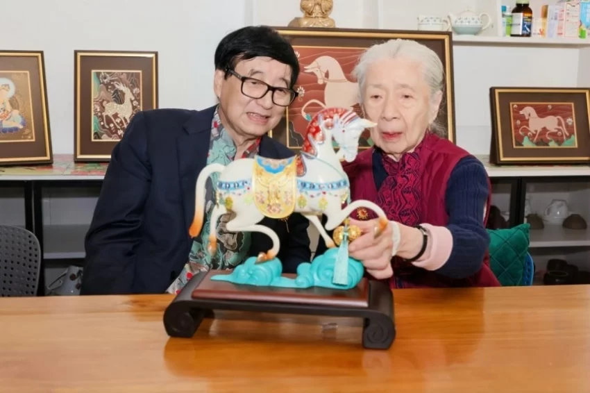 常沙娜珐琅双作《霓裳天马》《百合花》保利秋拍成功拍出(图5) 常沙娜珐琅双作《霓裳天马》《百合花》保利秋拍成功拍出(图5)