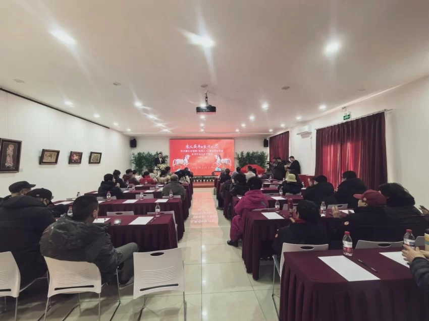 惊艳亮相！常沙娜珐琅艺术新作《霓裳天马》（米色版）北京首发(图2)