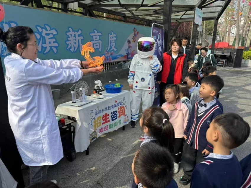 樱花与科技共舞——鹤壁淇滨区打造2026樱花季“智趣”盛宴