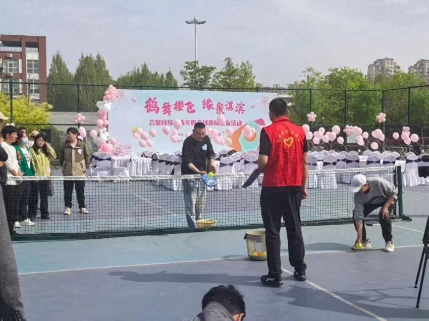 樱下结缘 活力相约——鹤壁市淇滨区青年匹克球趣味交友活动浪漫举行(图1) 樱下结缘 活力相约——鹤壁市淇滨区青年匹克球趣味交友活动浪漫举行(图1)