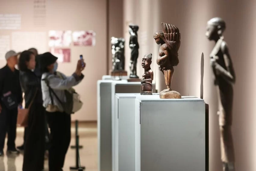 “文明互鉴·木载万象——中国美术馆藏非洲木雕展”开幕(图3) “文明互鉴·木载万象——中国美术馆藏非洲木雕展”开幕(图3)