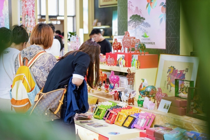 第二十二届深圳文博会陕西展位彰显文化产业新活力(图6)