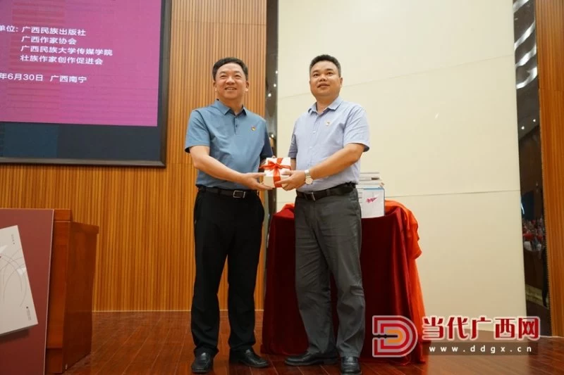 《新时代颂——石才夫朗诵诗选》新书发布会暨阅读分享会在南宁举行(图5) 《新时代颂——石才夫朗诵诗选》新书发布会暨阅读分享会在南宁举行(图5)