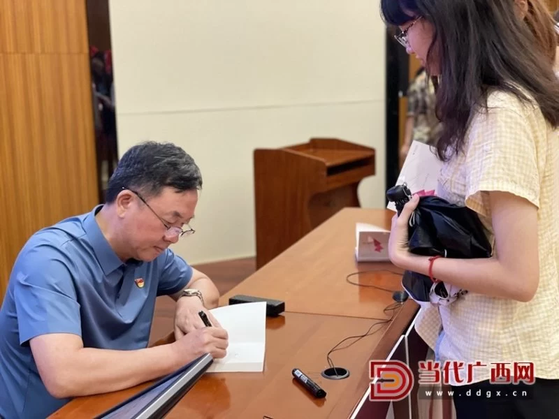 《新时代颂——石才夫朗诵诗选》新书发布会暨阅读分享会在南宁举行(图8) 《新时代颂——石才夫朗诵诗选》新书发布会暨阅读分享会在南宁举行(图8)