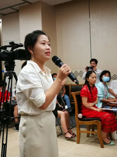 侯珏与读者分享《一厘米国境线》的创作故事(图2) 侯珏与读者分享《一厘米国境线》的创作故事(图2)