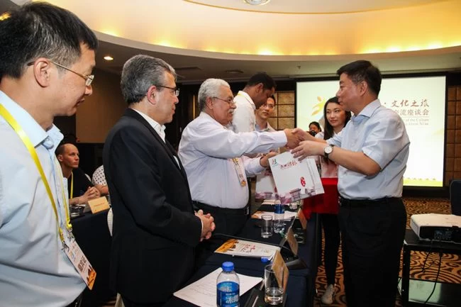 “一带一路”促合作:多国外交官走进西安碑林(图4) “一带一路”促合作:多国外交官走进西安碑林(图4)