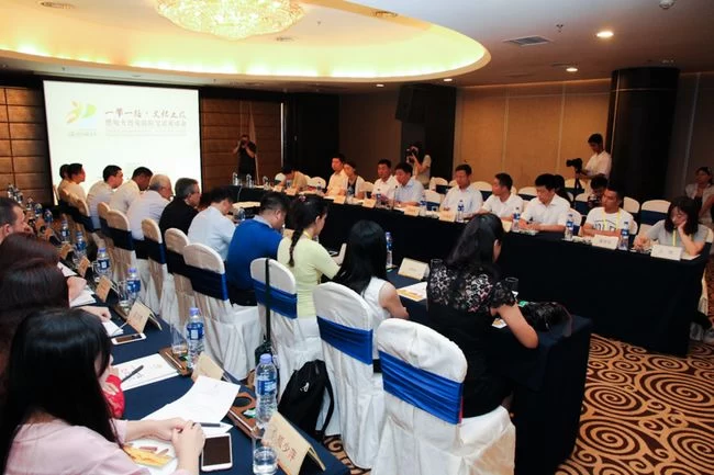 “一带一路”促合作:多国外交官走进西安碑林(图2) “一带一路”促合作:多国外交官走进西安碑林(图2)