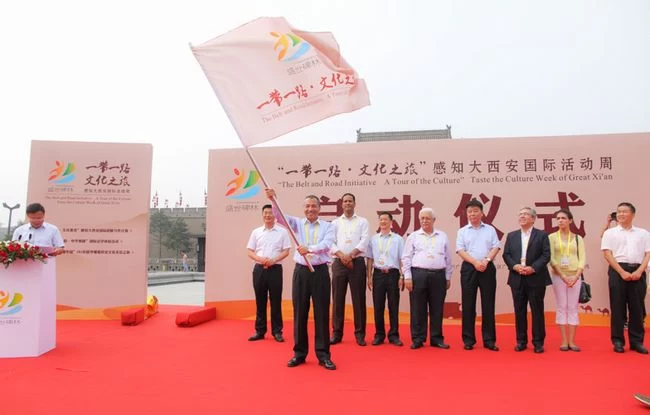 “一带一路”促合作:多国外交官走进西安碑林(图1) “一带一路”促合作:多国外交官走进西安碑林(图1)