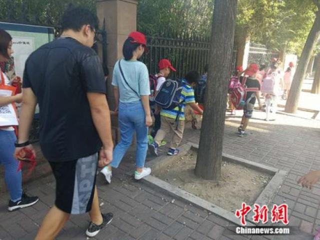 小学放学早家长遇尴尬:＂三点半难题＂怎么破？(图2)