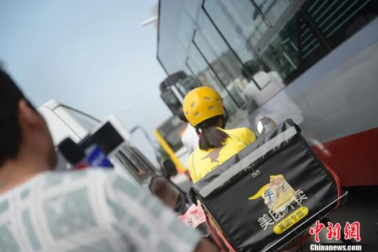 “外卖小哥”交通事故多发 交管部门妙招频出(图1) “外卖小哥”交通事故多发 交管部门妙招频出(图1)