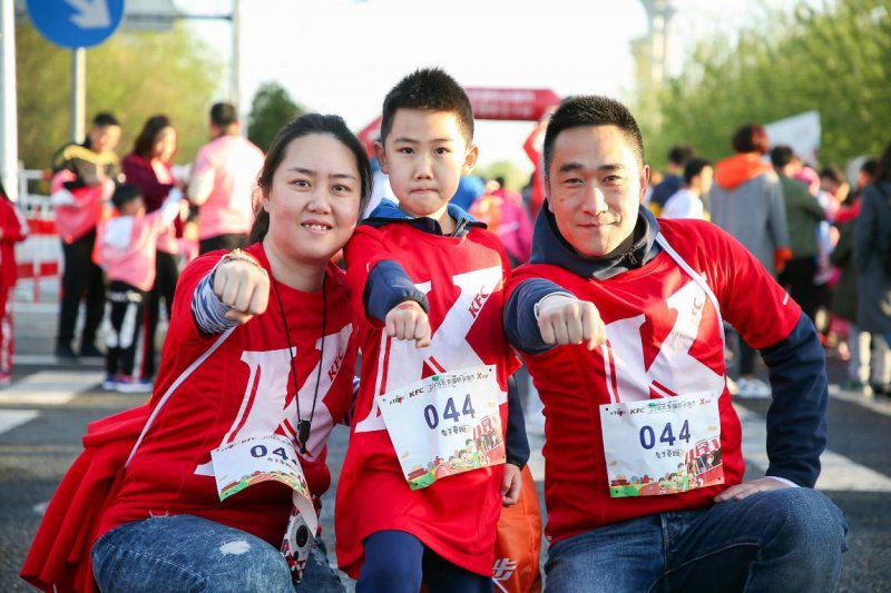 2018北京国际长跑节   600组家庭参加半程马拉松亲子跑(图2)