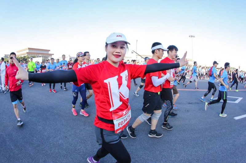 2018北京国际长跑节   600组家庭参加半程马拉松亲子跑(图5)