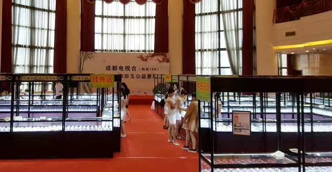 “玉见爱”翡翠和田玉公益展销活动在成都火热举办(图1) “玉见爱”翡翠和田玉公益展销活动在成都火热举办(图1)