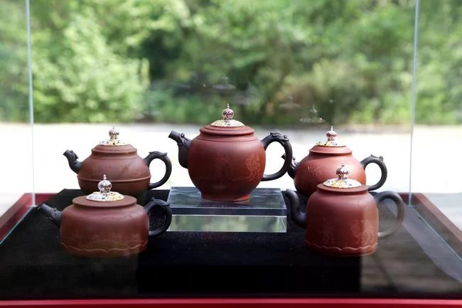 中国工艺美术大师李昌鸿、沈蘧华夫妇作品献礼北大校庆暨《紫砂品赏》新书发布会在京举办(图3) 中国工艺美术大师李昌鸿、沈蘧华夫妇作品献礼北大校庆暨《紫砂品赏》新书发布会在京举办(图3)