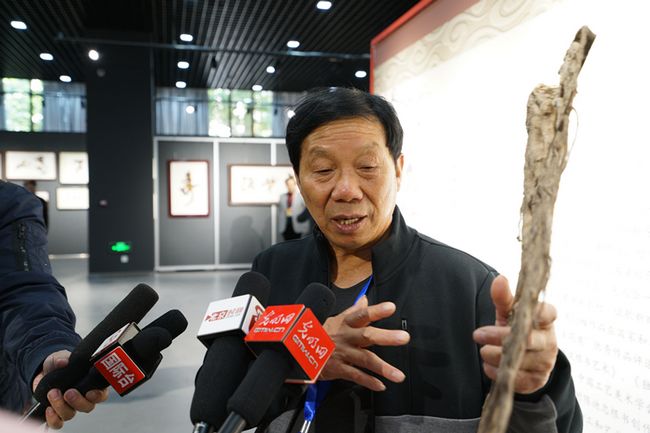 聚焦新农村、讴歌新时代——陈迪忠根书艺术作品展在北京民族文化宫举办(图2) 聚焦新农村、讴歌新时代——陈迪忠根书艺术作品展在北京民族文化宫举办(图2)