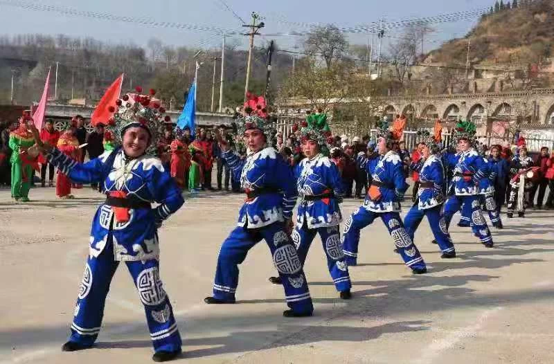 留守老人闹秧歌，非遗传承见成效(图1)