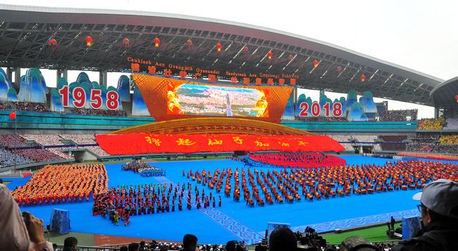 打造群众文艺表演的新标杆——庆祝广西壮族自治区成立60周年群众文艺表演综述(图1) 打造群众文艺表演的新标杆——庆祝广西壮族自治区成立60周年群众文艺表演综述(图1)