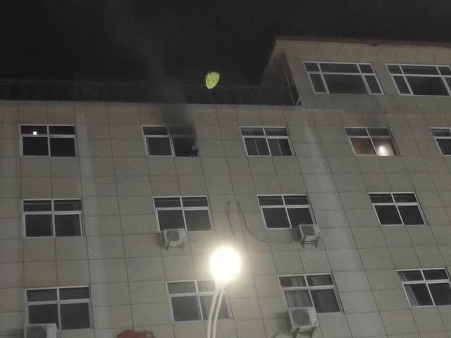 冬夜下的红色救援——陕西绥德消防中队紧急处置酒店起火(图2)