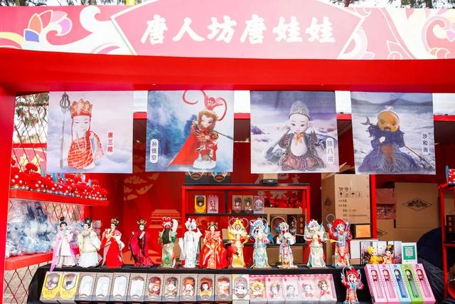 国礼唐娃娃来袭 萌翻地坛众游客(图2)