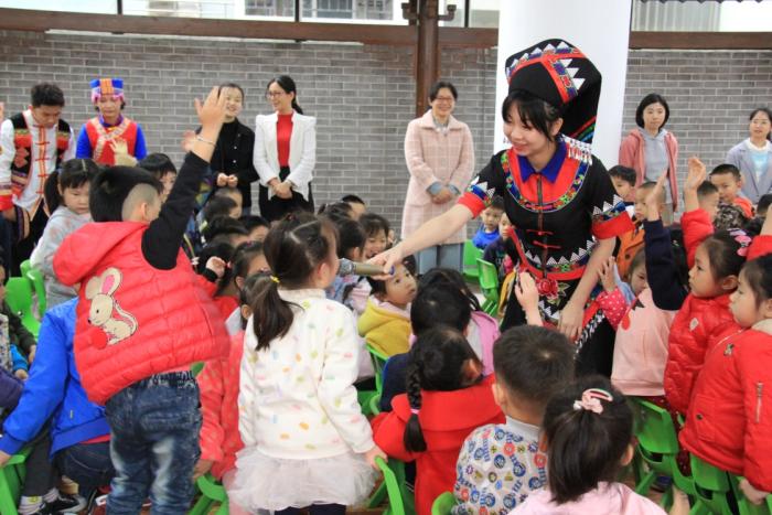 “壮族三月三”民族文化走进校园(图3)