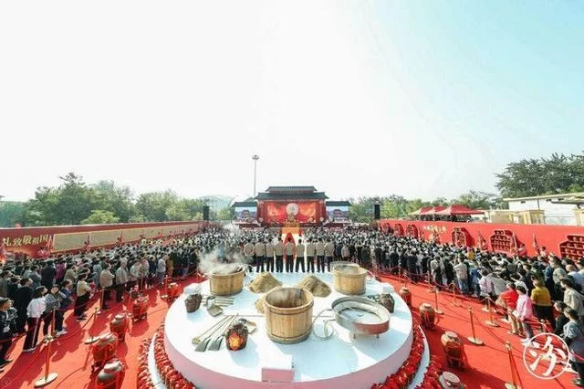 2019汾酒封藏大典举办,25L头锅原浆汾酒单坛1100万创纪录!(图1) 2019汾酒封藏大典举办,25L头锅原浆汾酒单坛1100万创纪录!(图1)