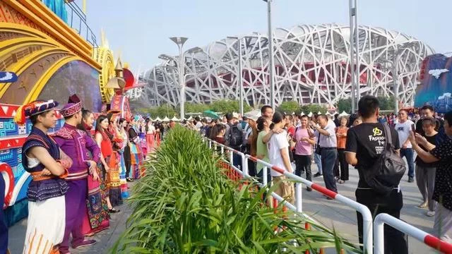 “心随彩车到壮乡”——各地群众热议国庆70周年广西彩车(图2)