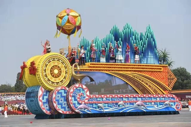 “心随彩车到壮乡”——各地群众热议国庆70周年广西彩车(图3)