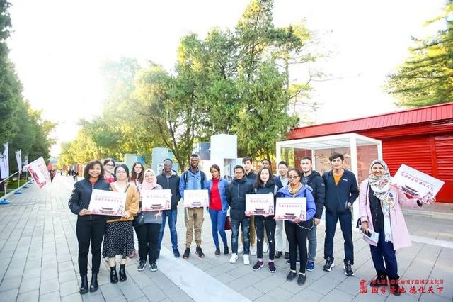 多国留学生走出孔子学院校门踏上国学文化之旅(图1)
