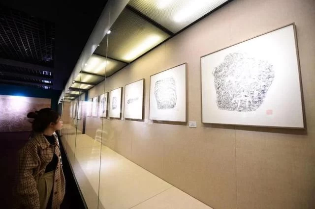 阿拉善举办“岩画与居延汉简艺术展”(图4) 阿拉善举办“岩画与居延汉简艺术展”(图4)