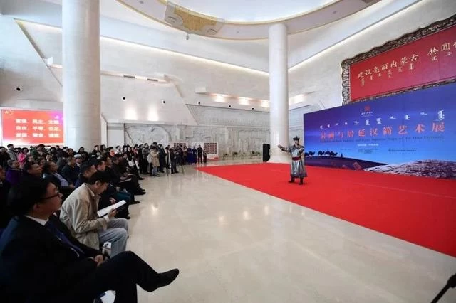 阿拉善举办“岩画与居延汉简艺术展”(图1) 阿拉善举办“岩画与居延汉简艺术展”(图1)