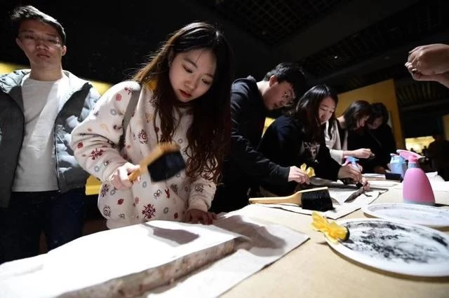 阿拉善举办“岩画与居延汉简艺术展”(图2) 阿拉善举办“岩画与居延汉简艺术展”(图2)