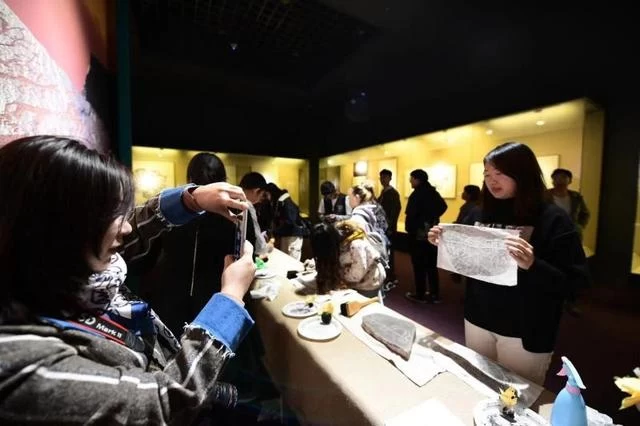 阿拉善举办“岩画与居延汉简艺术展”(图3) 阿拉善举办“岩画与居延汉简艺术展”(图3)