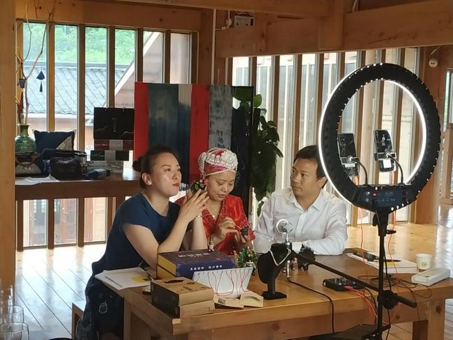 2020多彩贵州“非遗周末聚”突出直播带货+非遗展演+文创产品展销新亮点(图2) 2020多彩贵州“非遗周末聚”突出直播带货+非遗展演+文创产品展销新亮点(图2)