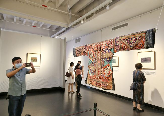 贵州省文化馆举行乡野遗存的绣美艺术藏品展(图2) 贵州省文化馆举行乡野遗存的绣美艺术藏品展(图2)