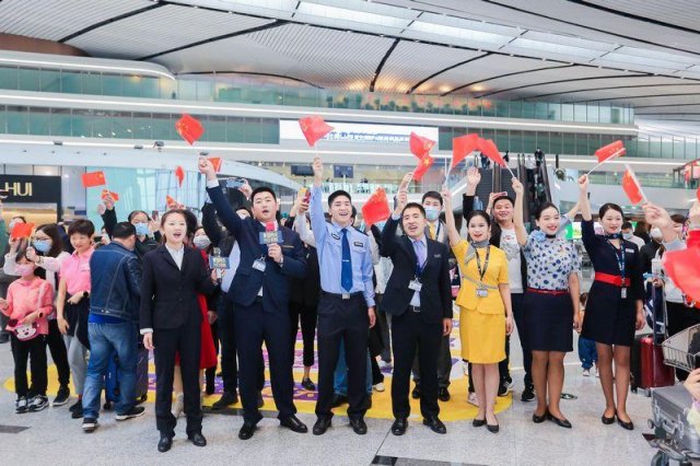 “家国同庆”快闪活动展示大兴机场“”温度”