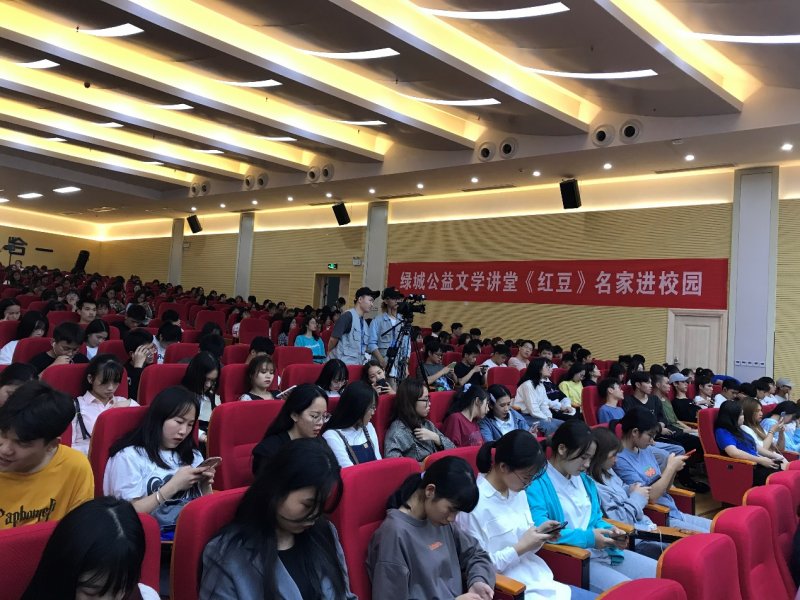 作家四丫头进校园开讲文学课(图3)