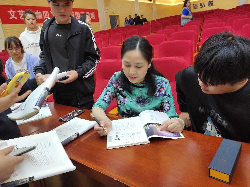 作家四丫头进校园开讲文学课(图1)