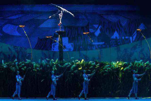 荡气回肠铁血魂——杂技报告剧《芦苇青青菜花黄》首演侧记(图2) 荡气回肠铁血魂——杂技报告剧《芦苇青青菜花黄》首演侧记(图2)