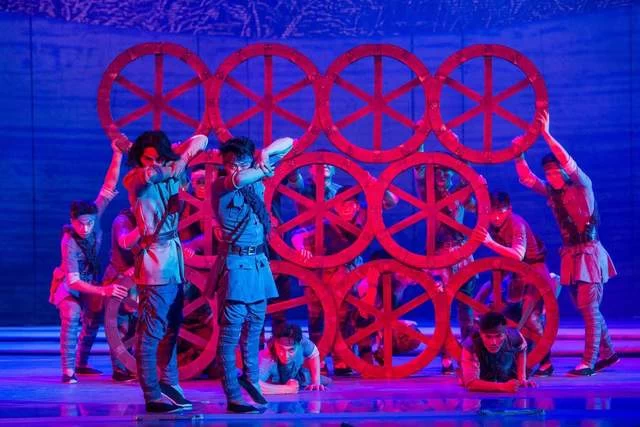 荡气回肠铁血魂——杂技报告剧《芦苇青青菜花黄》首演侧记(图3) 荡气回肠铁血魂——杂技报告剧《芦苇青青菜花黄》首演侧记(图3)