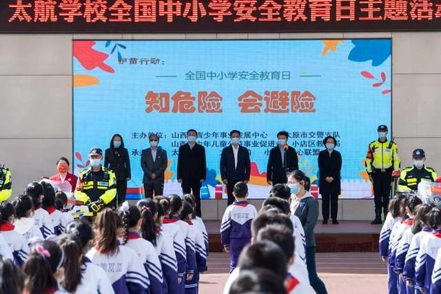 “护苗行动”——龙城铁骑在第27个全国中小学生安全教育日开展交通安全进校园宣传活动(图2) “护苗行动”——龙城铁骑在第27个全国中小学生安全教育日开展交通安全进校园宣传活动(图2)