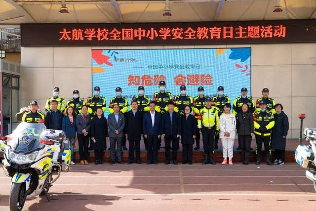 “护苗行动”——龙城铁骑在第27个全国中小学生安全教育日开展交通安全进校园宣传活动(图3) “护苗行动”——龙城铁骑在第27个全国中小学生安全教育日开展交通安全进校园宣传活动(图3)