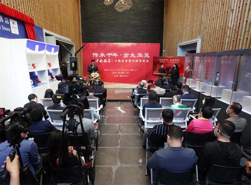 钟连盛张铁成首度联袂创新,《千秋福运》玉璧景泰蓝在京首发(图2) 钟连盛张铁成首度联袂创新,《千秋福运》玉璧景泰蓝在京首发(图2)
