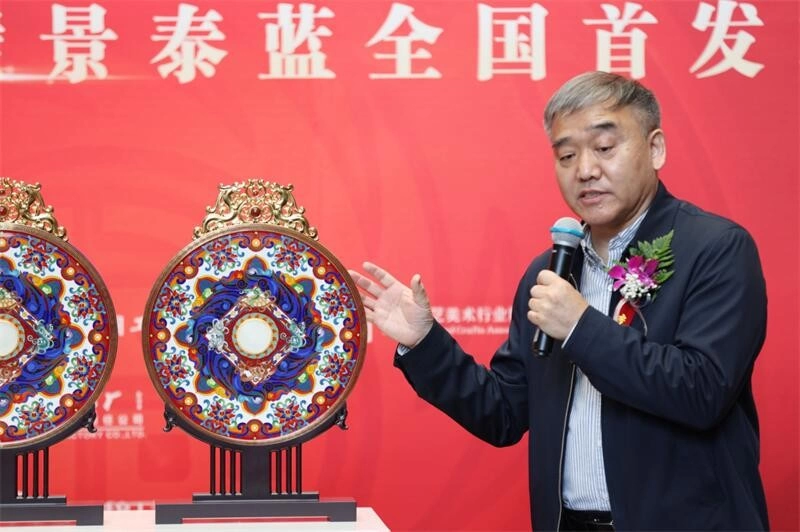 钟连盛张铁成首度联袂创新,《千秋福运》玉璧景泰蓝在京首发(图9) 钟连盛张铁成首度联袂创新,《千秋福运》玉璧景泰蓝在京首发(图9)