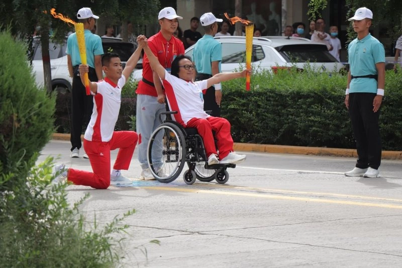 陕西榆林市消防救援支队霍英杰圆满完成陕西省第十七届运动会火炬传递任务(图2) 陕西榆林市消防救援支队霍英杰圆满完成陕西省第十七届运动会火炬传递任务(图2)