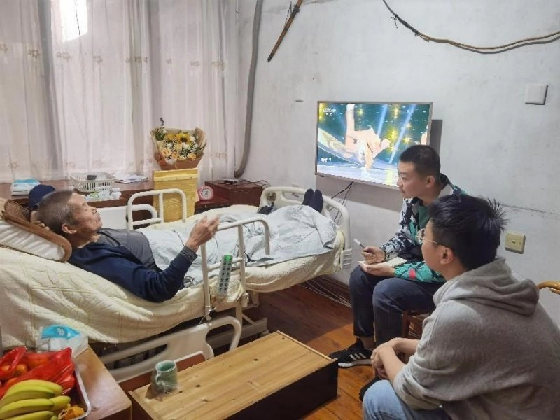 丽水学院“青春关怀”名师工作室组织师生拜访食药用菌界“元老”“新秀”(图4) 丽水学院“青春关怀”名师工作室组织师生拜访食药用菌界“元老”“新秀”(图4)