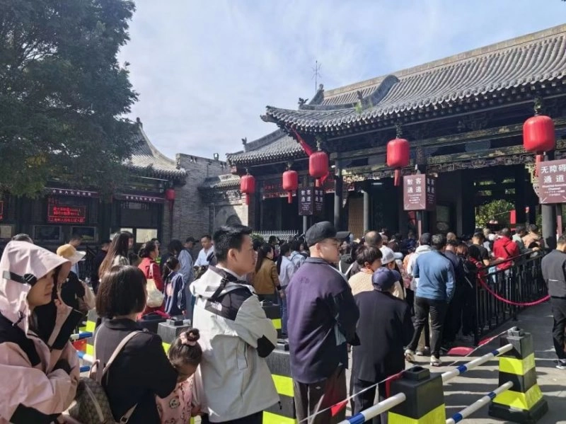 假日的乔家大院游人如织、秩序井然，迎来客流高峰(图3)
