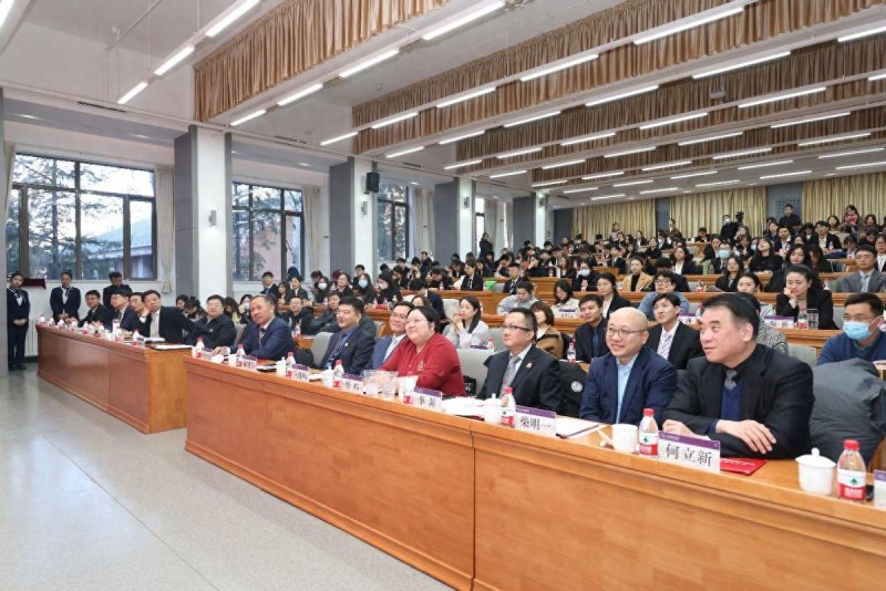 “北京雨燕奖学金”首度颁发，首都300余名学子受奖百万元(图1)