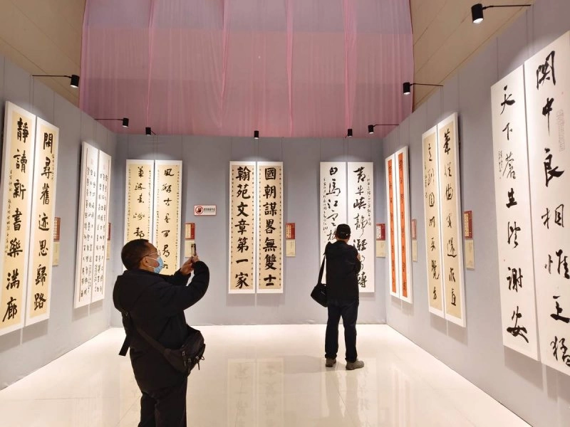 全国第九届楹联书法作品展(鹤壁巡展)开幕(图4) 全国第九届楹联书法作品展(鹤壁巡展)开幕(图4)